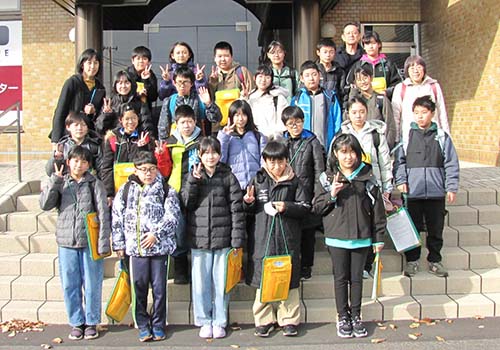 高19cm重1.13kgデーリー東北の銘入り新聞配達の少年像/デーリー